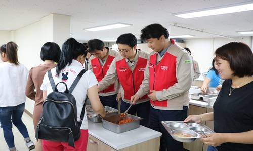 롯데케미칼 봉사단이 여수 다문화복지원에서 급식을 하고있다 ⓒ 롯데케미칼