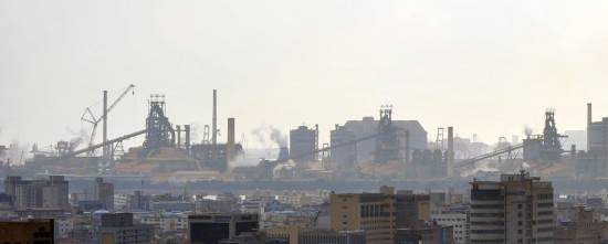 철강업계 관계자들은 업계 특성상 타 업종에 비해 전기요금 비중이 높을 수밖에 없다고 설명한다. 사진은 보수공사에 들어간 포항제철소 제3고로 전경. ⓒ 뉴스1