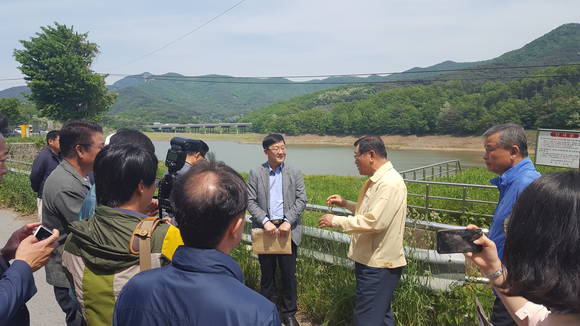 농업용수 긴급대책을 논의중인 현장회의. ⓒ홍성군