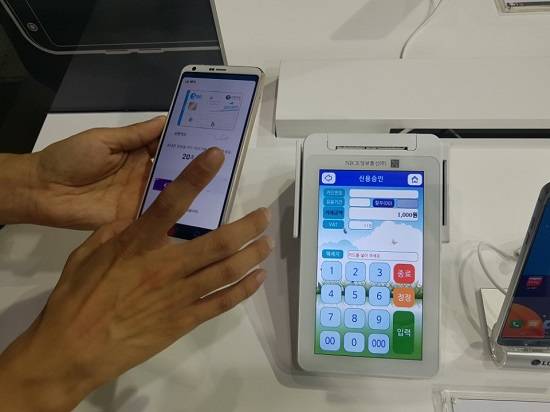 LG전자가 월드IT쇼 2017에서 LG페이를 처음 선보였다. LG페이 작동부터 결제까지 순식간에 이뤄졌다. ⓒ 프라임경제