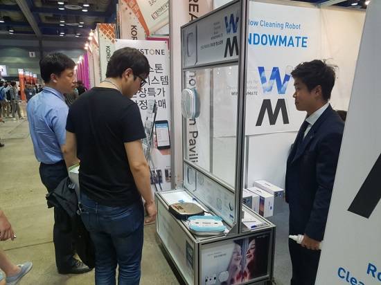 1층에 중소기업을 배치한 덕에 자연스럽게 참관객들은 중소기업 부스로 발길을 옮겼다. 사진은 유리청소로봇 '윈도우메이트'에 대해 문의하는 참관객들. ⓒ 프라임경제