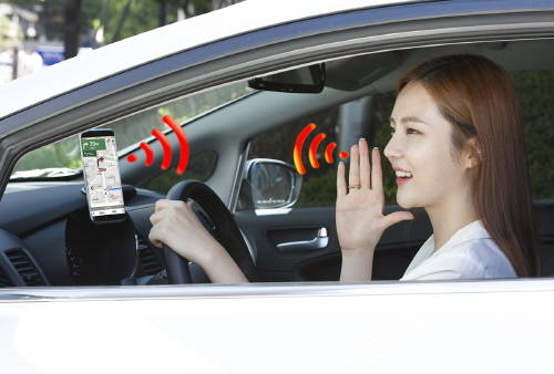 SK텔레콤은 이르면 3분기 내 자사 내비게이션 서비스 '티맵'에 인공지능 서비스를 적용할 방침이다. 모델이 관련 내용을 소개하고 있다. ⓒ SK텔레콤