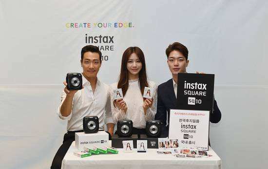 한국후지필름이 디지털 이미징 기술이 탑재된 하이브리드 즉석카메라 인스탁스 스퀘어 SQ10을 국내 출시했다. ⓒ 한국후지필름