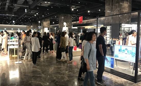 현대시티몰 가든파이브점 프리오픈일인 25일, 행사 매장에 많은 고객이 몰려 있다. ⓒ 프라임경제