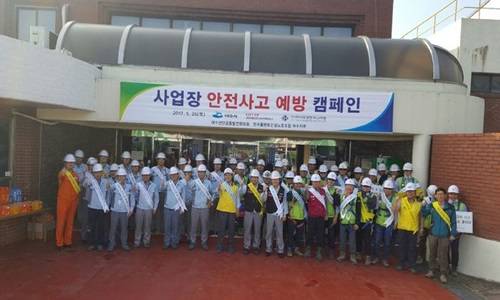 롯데첨단소재 여수공장에서 여수시,관계자들과 안전사고 예방 캠페인 기념사진을 찍었다. ⓒ 롯데첨단소재