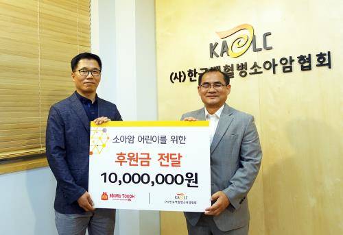 김주헌 맘스터치 상무이사(왼쪽)와 천진욱 (사)한국백혈병소아암협회 사무총장. ⓒ 해마로푸드서비스