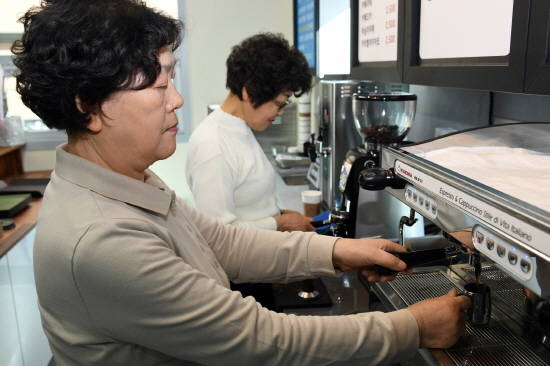 '시니어 바리스타'는 할머니 할아버지가 하시기에 딱 맞는 일로 생각되고 있어서 부산시의 다양한 기관에서 해마다 많은 분들이 바리스타가 되고 있어요. ⓒ 부산 동래구청