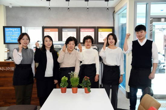 부산시 안락1동 동사무소네 생긴 우리동네 커피전문점을 처음 열던 날 모습이예요. ⓒ 부산 동래구청