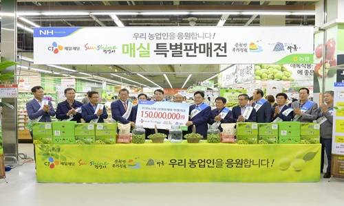 순천시가 관계자들과 매실판매점에서 기념사진을 찍었다.ⓒ순천시