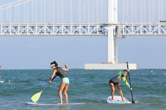 부산 수영구는 5월12일부터 9월30일까지 매주 금,토,일요일에 광안리해수욕장에서 SUP 아카데미를 운영하고 있다. ⓒ 수영구