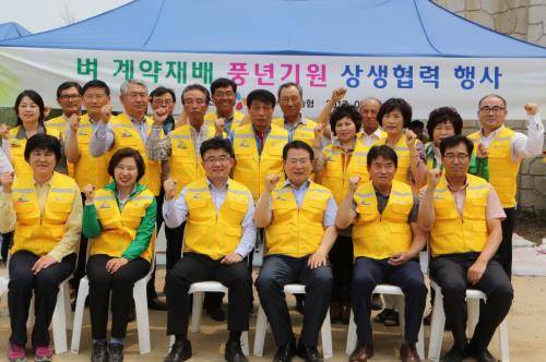 김승하 CJ프레시웨이 상품개발 본부장, 정헌율 익산시장, 최사식 황등농협 조합장(앞줄 왼쪽부터 각각 세 번째, 네 번째, 다섯 번째)을 비롯한 관계자들이 벼 계약재배 풍년기원 상생협력 행사를 진행하고 있다. ⓒ CJ프레시웨이