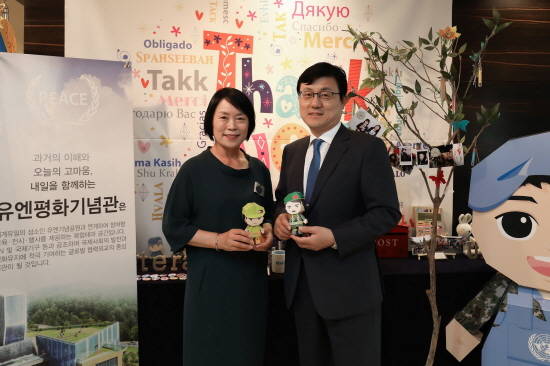 지난 21일 홍보관 평화를 담아 운영을 축하하는 자리에 (주)부산롯데호텔 김성한 대표이사와 전외숙 유엔평화기념관장이 자리했다. ⓒ ㈜부산롯데호텔