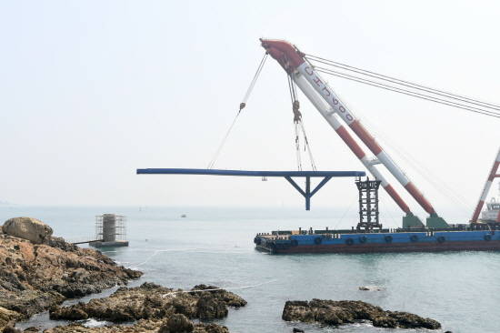 해운대구는 23일 청사포 전망대의 상판을 설치했다. ⓒ 해운대구청