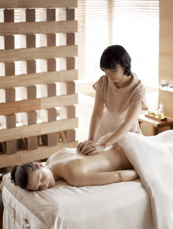 파크 하얏트 부산의 루미 스파는 강력한 자외선으로 붉어지고 민감해진 피부를 위한 솔루션으로 '익스프레스 레디언스 패키지'를 7월1일부터 8월31일까지 선보인다. ⓒ 파크 하얏트 부산