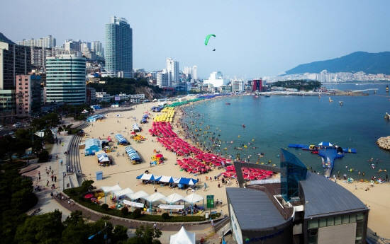 우리나라 최초의 공설 해수욕장인 송도해수욕장 전경. ⓒ 부산관광공사