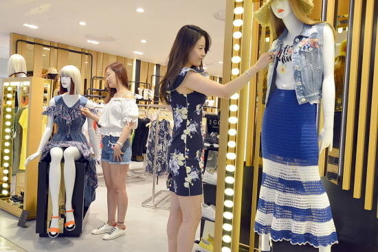 본격적인 여름철을 앞두고 여성들의 과감해진 노출패션이 인기를 끌면서 롯데백화점 동래점 2층 에고이스트 매장을 찾은 고객들이 올 유행 아이템들을 직접 착용, 상품을 살펴보고 있다. ⓒ 롯데백화점 부산점
