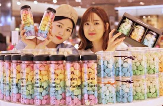 28일 신세계 센텀시티 지하 1층 '살롱드보네' 매장에 진열된 '머랭 쿠키'가 화려한 색감을 뽐내고 있다. ⓒ 신세계센텀시티