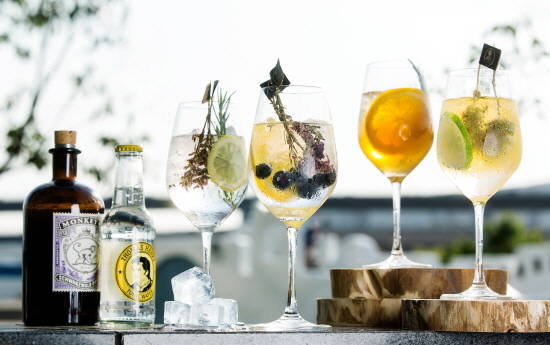 파크 하얏트 부산은 더운 날씨에 산뜻하게 즐길 수 있는 다양한 종류의 여름 칵테일을 리빙룸 바와 라운지에서 7월3일부터 8월31일까지 선보인다. ⓒ 파크 하얏트 부산