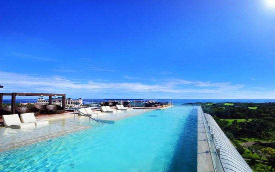 2017년 상반기 호텔 검색량 1위를 차지한 켄싱턴 호텔 제주의 '스카이피니티 풀' ⓒ 호텔스컴바인