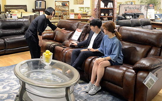 롯데백화점은 하반기 입주를 앞두고 가전, 가구, 리빙용품을 찾아 나선 이들이 크게 늘어날 것으로 전망하고 있다. 사진은 가구박람회전 모습. ⓒ 롯데백화점 부산