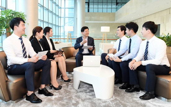 부산은행은 디지털금융 인재 발굴 육성을 위해 지난 6월 모집한 '2017 BNK핀턴쉽 프로그램' 최종합격자 6명을 선발했다. ⓒ BNK금융그룹