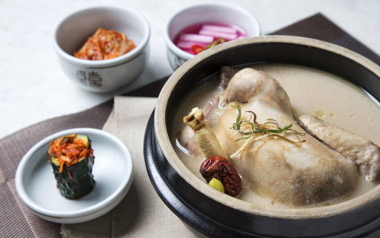 씨스케이프스에서 여름철을 맞이하여 보양 특선 점심 메뉴로 '건강녹두삼계탕'을 출시했다. ⓒ 노보텔 앰배서더 부산