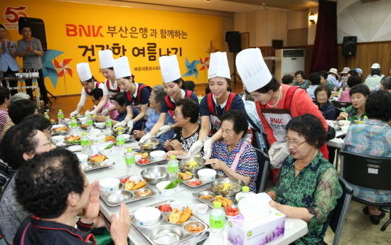 권미희 BNK부산은행 부행장과 직원들이 12일 해운대종합사회복관을 방문해 '건강한 여름나기' 나눔 행사를 실시하고 있다. ⓒ BNK금융그룹