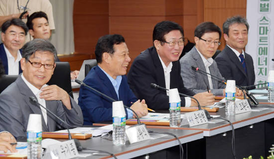 윤장현 시장이 14일 오후 서울 전력협력센터 회의실에서 열린 제4차 에너지밸리위원회에 참석해 에너지밸리 발전 방안에 대해 의견을 나누고 있다. ⓒ 광주광역시청