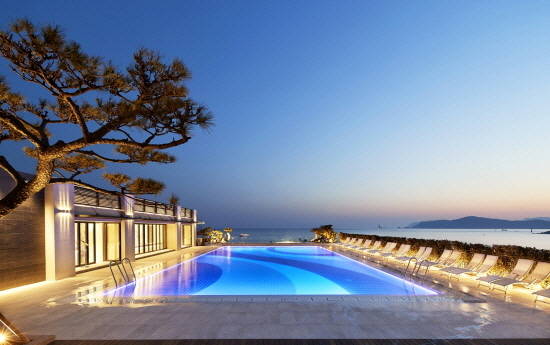 파라다이스호텔 부산이 본격적인 바캉스 시즌을 맞이해 '굿 모닝 & 나잇 스위밍' 패키지를 선보인다. 사진은 야외오션스파풀 야경. ⓒ 파라다이스호텔 부산