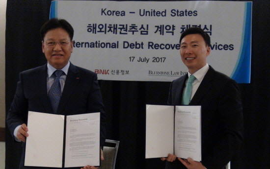 사진왼쪽 BNK신용정보 성명환 대표, 오른쪽 블루스톤 리커버리 한국부서 최경식 책임변호사가 7월 17일, 미국 워싱턴주 시애틀 소재 워싱턴컨벤션센터에서 '부실채권 추심업무 및 채권관리 컨설팅 제공 등 채권 추심위탁' 계약을 체결하고 기념촬영을 하고 있다. ⓒ BNK금융지주