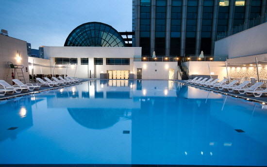 ㈜부산롯데호텔 야외수영장 전경. ⓒ ㈜부산롯데호텔