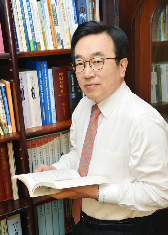 서 시장과 문 대통령은 경남고 동기동창생으로 사석에서는 서로의 이름을 부르는 사이로 전해진다. 두 사람은 강력한 지방분권과 8대 부산 핵심공약에 있어 뜻이 같다 ⓒ 부산시