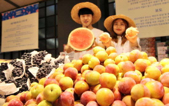 신세계센텀시티가 파머스마켓을 개최해 부산을 찾은 외국인 관광객에게 우리농산물을 홍보한다. ⓒ 신세계센텀시티