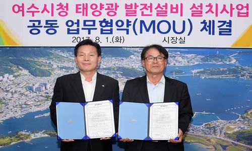 주철현 시장(왼쪽)과 김연석 사장(오른쪽)이 기념사진을 찍었다. ⓒ 여수시