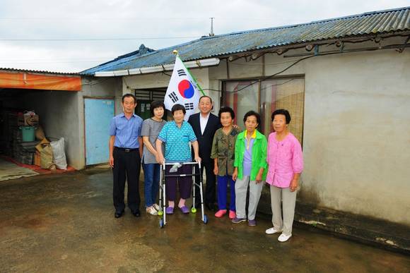 황선봉 군수가 지난 제72주년 광복절을 맞아 애국지사의 유족을 방문해 위문하고 있다. ⓒ 예산군청