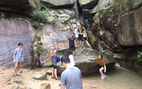 의정부시 청소년 지원센터 꿈드림은 지난 14일 학교 밖 청소년들을 위한 여름휴가 프로그램 '떠나자 계곡으로!'를 의정부시 거문돌계곡에서 실시했다. ⓒ 의정부시청