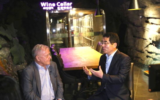 지난 8월1일 광명동굴에서 짐 로저스와 양기대 광명시장이 유라시아 대륙철도와 남북철도 연결의 효과 등에 대해 대담하고 있다. ⓒ 광명시