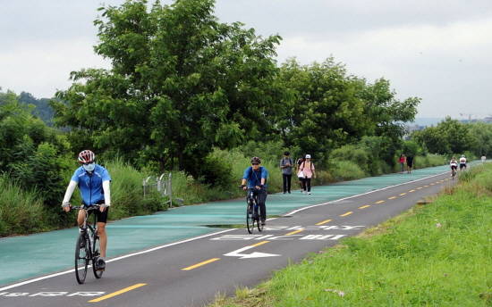 성남시가 올해로 5년째 '성남시민 자전거 보험'을 가입한 가운데 탄천에서 시민들이 자전거를 타고 있다. ⓒ 성남시청