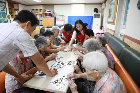 24일 롯데백화점 광주점 샤롯데봉사단 10여 명이 동구 화산로에 위치한 꽃메요양원을 찾아 봉사활동을 진행했다. ⓒ 롯데백화점 광주점