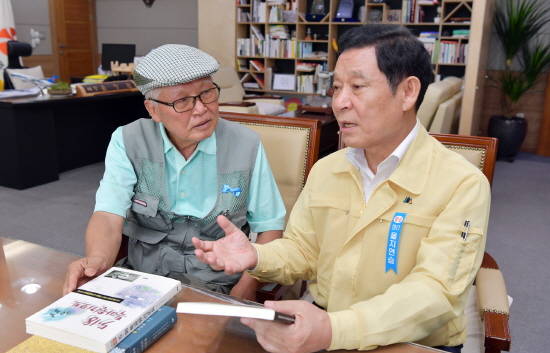 윤장현 광주광역시장이 24일 오전 시청 3층 집무실에서 인권 활동가 서유진 씨와 '5‧18특파원 리포트' 출간 배경에 대해 이야기를 나누고 있다. ⓒ 광주광역시