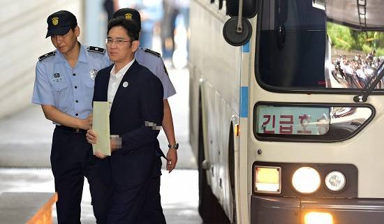 이재용 삼성전자 부회장이 1심선고공판에서 징역 5년의 실형을 선고받았다. 이에 삼성 변호인단은 납득할 수 없는 결과라며 즉시 항소하겠다는 뜻을 밝혔다. ⓒ 뉴스1