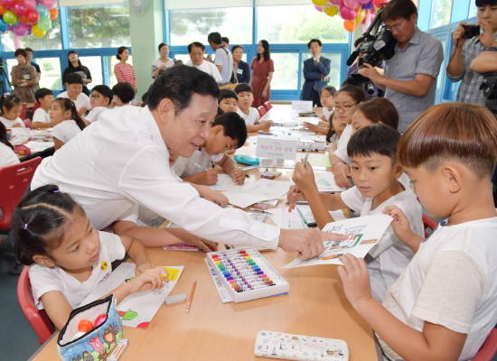윤장현 광주광역시장이 25일 오전 북구 충효분교에서 열린 영화 ‘택시운전사’의 고(故) 위르겐 힌츠페터 기자를 추모하는 마음을 담은 '감사의 손편지 쓰기' 행사에 참석했다. ⓒ 광주광역시