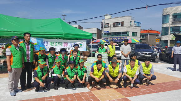 예산 지역자율방범재단과 함께한 얼음 나눔 행사 모습. ⓒ 예산군청