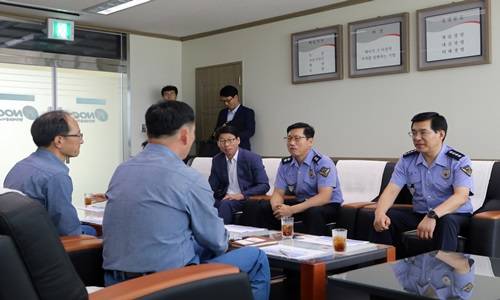 박경민 청장(오른쪽 첫 번째))이 한국석유공사 여수지사를 방문해 현황을 듣고 있다. ⓒ 여수해경