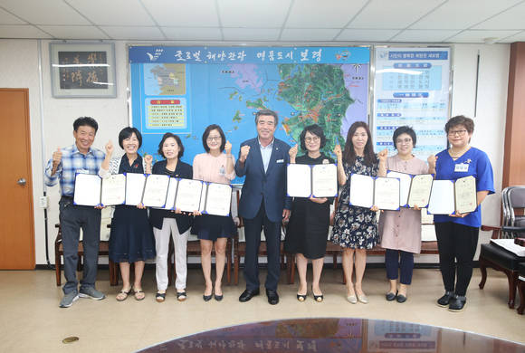 김동일 시장 외 행복학습매니저 8명 위촉식 모습. ⓒ 보령시청