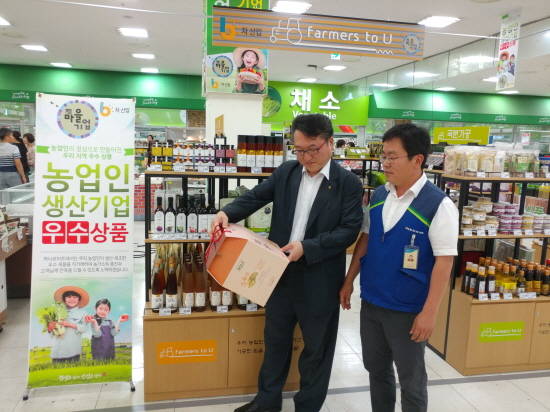 농협광주지역본부 박태선 본부장이 28일 민족 최대의 명절인 한가위를 앞두고 농협광주유통센터를 방문해 명절 성수품과 제수용품 등 판매 상황을 점검했다. ⓒ 농협중앙회 광주지역본부