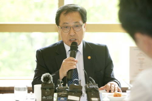 유영민 과학기술정보통신부 장관이 29일 오전 경기도 과천시 관문로 정부과천청사 국무위원식당에서 열린 과기정통부 출입기자단과의 정책간담회에 참석해 인사말을 하고 있다. ⓒ 과학기술정보통신부