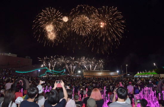 제2회 여수 밤바다 불꽃축제에서 화려한 불꽃이 여수 밤바다를 수놓고 있어요. 시민들이 사진을 찍으며 불꽃놀이를 지켜보고 있는 모습이예요. ⓒ 여수시