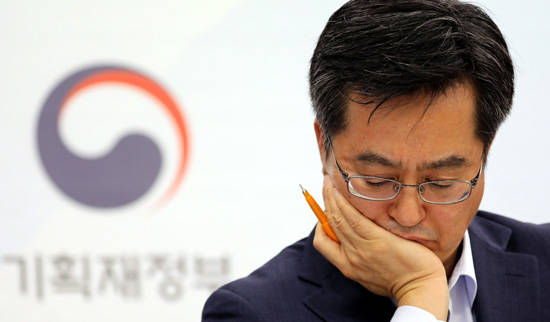 김동연 경제부총리 겸 기획재정부 장관이 지난 24일 정부세종청사 기재부 브리핑실에서 열린 2018년도 예산안 발표 중 생각에 잠겨있다. ⓒ 뉴스1