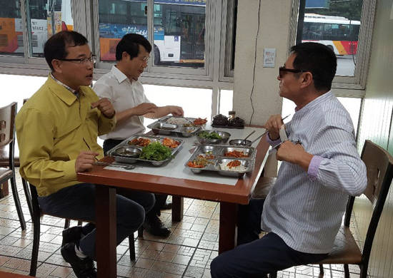 이연 교통건설국장은 개선한 차고지 식당을 찾아 시내버스 운전원들과 식사를 함께 하며 회차지 휴게실 등 시설 개선을 논의했다. ⓒ 광주광역시